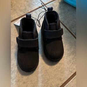 Cat & Jack baby shoe boots. NWT. Fleece lined. Sz 6.